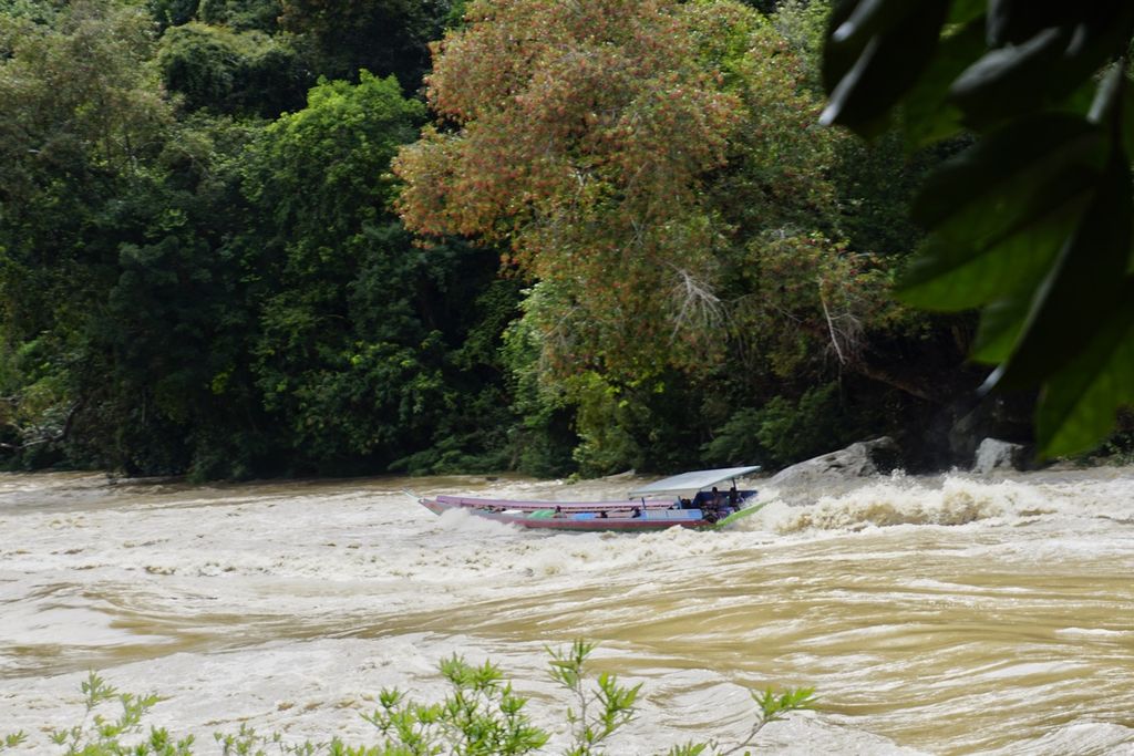 Perahu kayu bermesin 200 kali tenaga kuda melintasi ganasnya Riam Udang di Sungai Mahakam, Kabupaten Mahakam Ulu, Kalimantan Timur, Jumat (13/12/2019). 