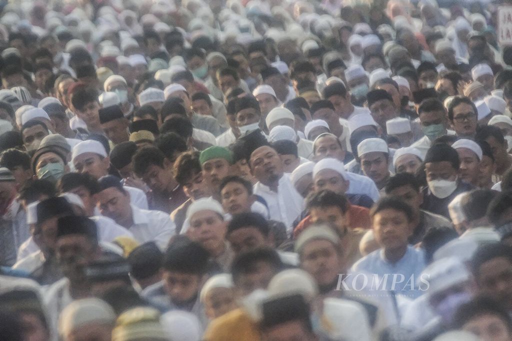 Warga melaksanakan shalat Idul Fitri di Jatinegara, Jakarta, Senin (2/5/2022). 