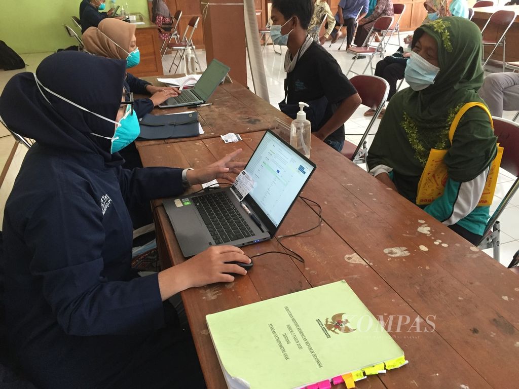 Tenaga kesehatan mewawancarai seorang warga terkait ada atau tidaknya gejala Covid-19 dan tuberkulosis dalam kegiatan penapisan tuberkulosis yang digelar tim Proyek Zero TB, di Balai Desa Giripurwo, Kabupaten Kulon Progo, Selasa (29/3/2022).
