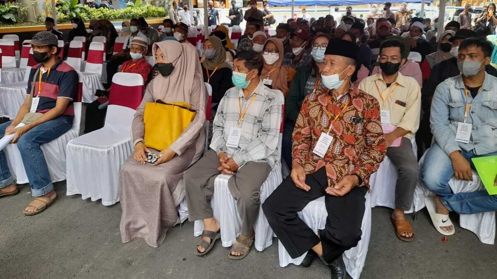 Keluarga korban Tragedi Kanjuruhan menanti kedatangan Presiden Joko Widodo di halaman IGD RSUD Saiful Anwar, Rabu (5/10/2022).