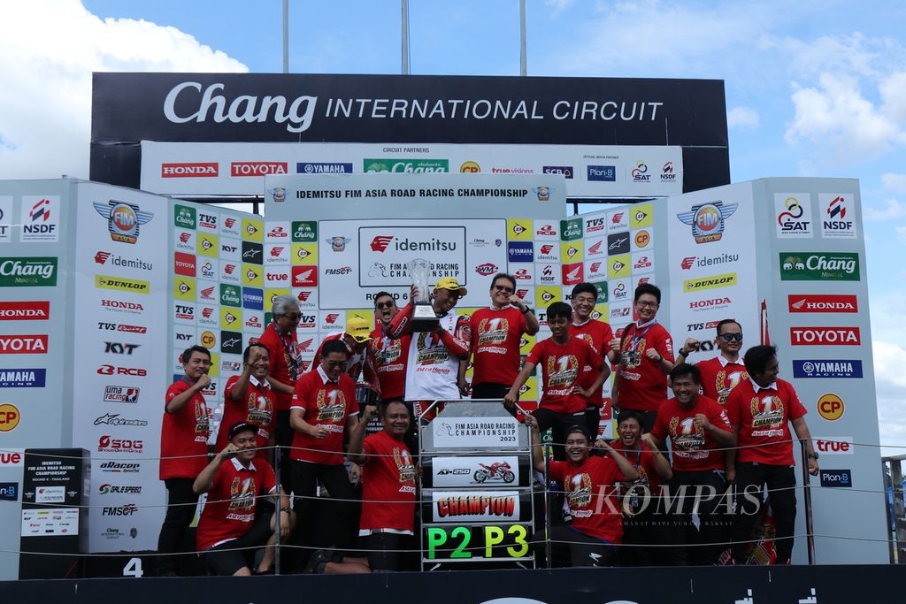 Personel tim Astra Honda Racing merayakan gelar juara pebalap dan tim pada kelas Asia Production 250 dalam ajang Asia Road Racing Championship 2023 di Sirkuit Internasional Chang, Buriram, Thailand, Minggu (3/12/2023). 