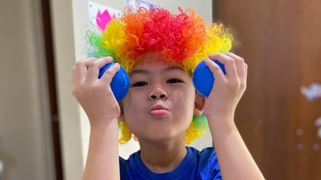 Gavin, anak pertama dari Valent Cindy, yang didiagnosis mengidap gangguan spektum autisme saat mengenakan rambut badut di rumahnya, BSD, Tangerang Selatan.