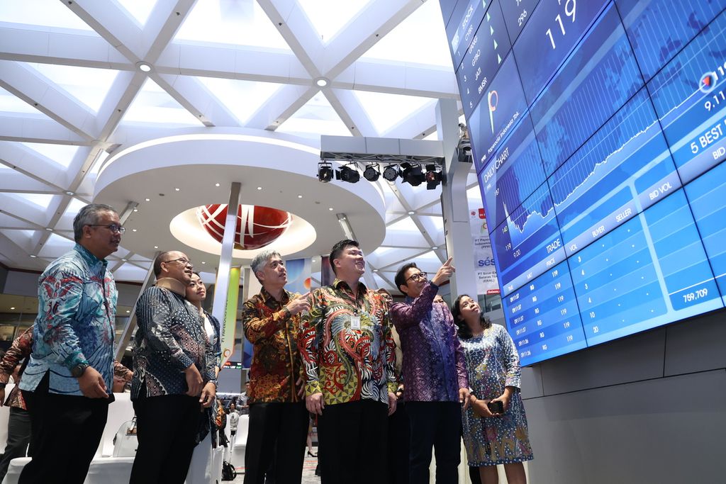 Direksi empat emiten yang baru tercatat di Bursa Efek Indonesia (BEI), 8 Agustus 2023, beserta Direktur BEI I Gede Nyoman Yetna memperhatikan pergerakan harga saham.