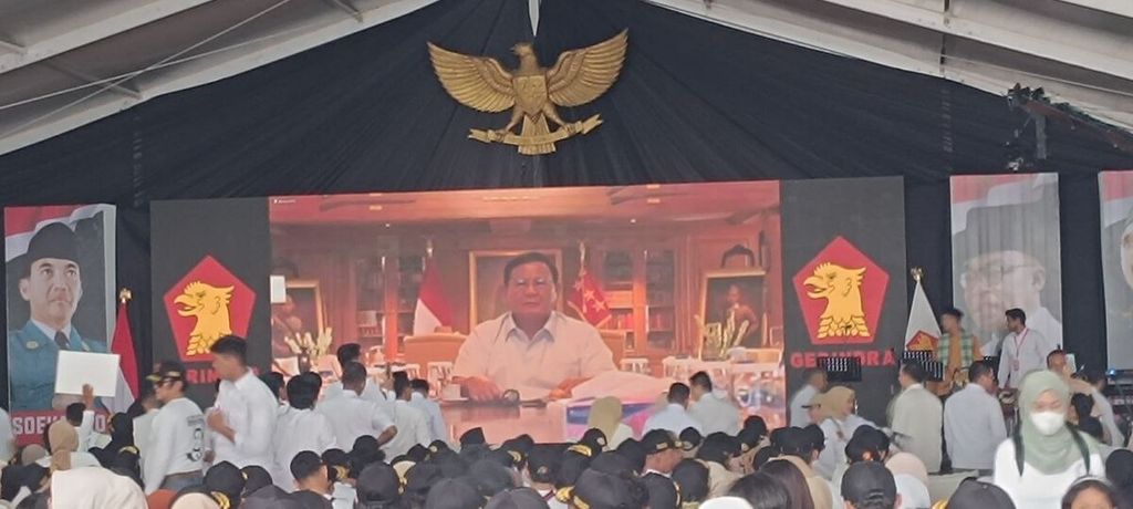 Ketua Umum Partai Gerindra Prabowo Subianto memberikan sambutan secara daring saat acara konsolidasi akbar pengurus Gerindra Jakarta Barat di Stadion Kebon Jeruk, Jakarta Barat, Minggu (18/6/2023).
