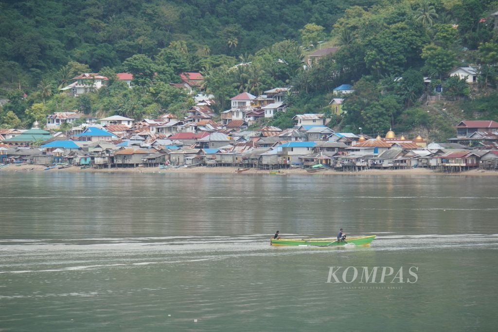 Nelayan melintas di perairan muara Sungai Bone, Kota Gorontalo, Provinsi Gorontalo, Kamis (6/10/2022).