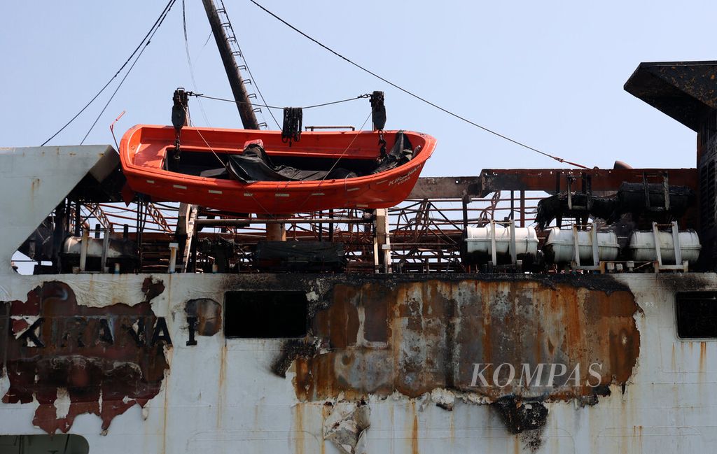 Perahu sekoci yang masih menggantung dengan keadaan rusak setelah Kapal Motor Kirana I terbakar di sekitar perairan utara Semarang, Pelabuhan Tanjung Emas, Kota Semarang, Jawa Tengah, Senin (12/8/2024). 