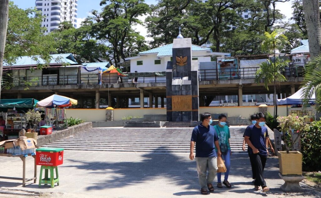 Warga melintas di Monumen Perjuangan Kemerdekaan Nasional Indonesia di Lapangan Merdeka Medan, Sumatera Utara, Sabtu (23/10/2021). Pelataran monumen itu dipotong untuk membangun gedung parkir. 