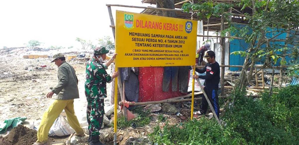 Pemkab Bekasi memasang plang berisi larangan membuang sampah di Kampung Kobak Rante, Desa Karang Reja, Kecamatan Pebayuran, Kabupaten Bekasi. TPS ilegal itu ditutup permanen pada Selasa (17/5/2022).