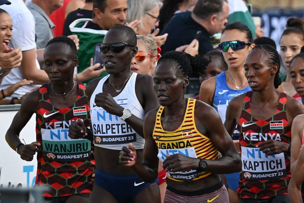 Rebecca Cheptegei, berkaus kuning garis hitam, saat bertanding di World Athletics Championships, Budapest, 26 Agustus 2023. 