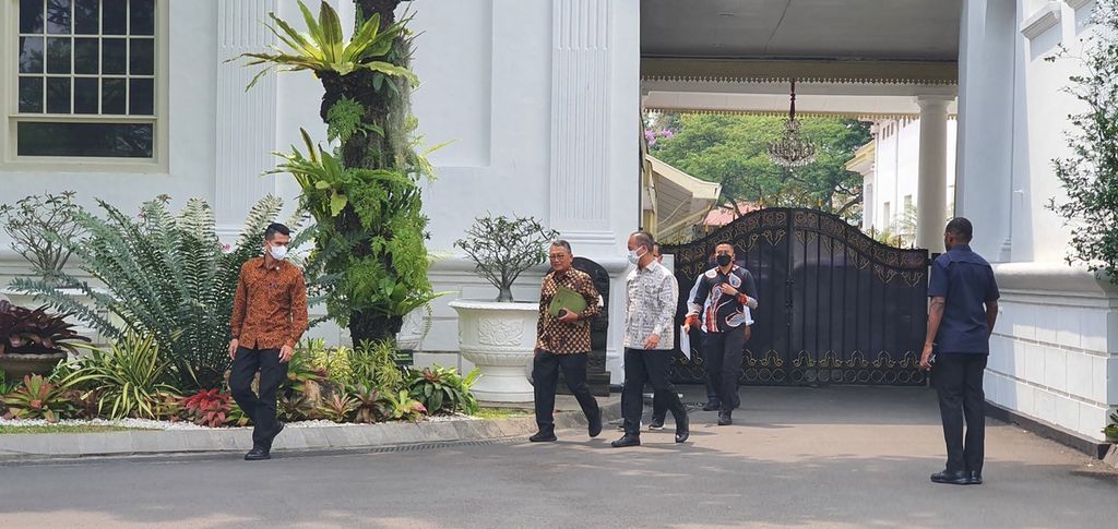 Menteri ESDM Arifin Tasrif (kedua dari kiri) dan Menteri Perindustrian Agus Gumiwang Kartasasmita (ketiga dari kiri) berjalan meninggalkan kompleks Istana Kepresidenan, Jakarta, seusai mengikuti rapat tertutup terkait ekosistem kendaraan listrik, Jumat (13/1/2023).
