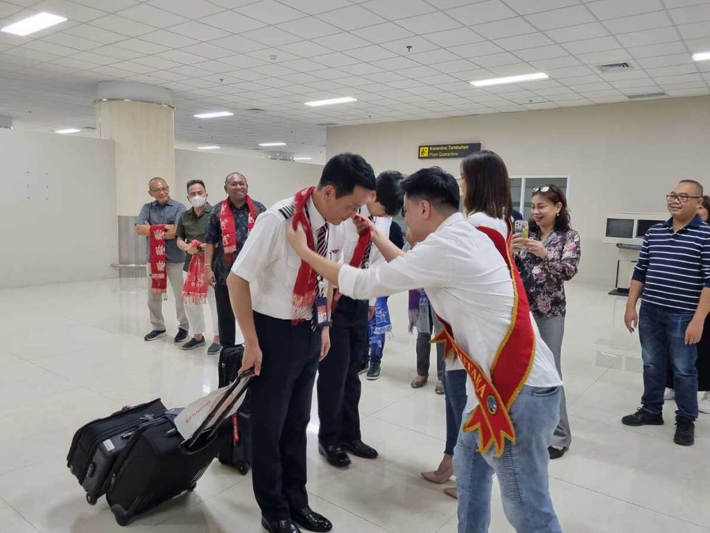 Petugas Bandara Sam Ratulangi, Manado, menyambut pilot pesawat Jeju Air dari Incheon, Korea Selatan, di Bandara Sam Ratulangi, Manado, Sulawesi Utara, Jumat (19/5/2023) dini hari. 