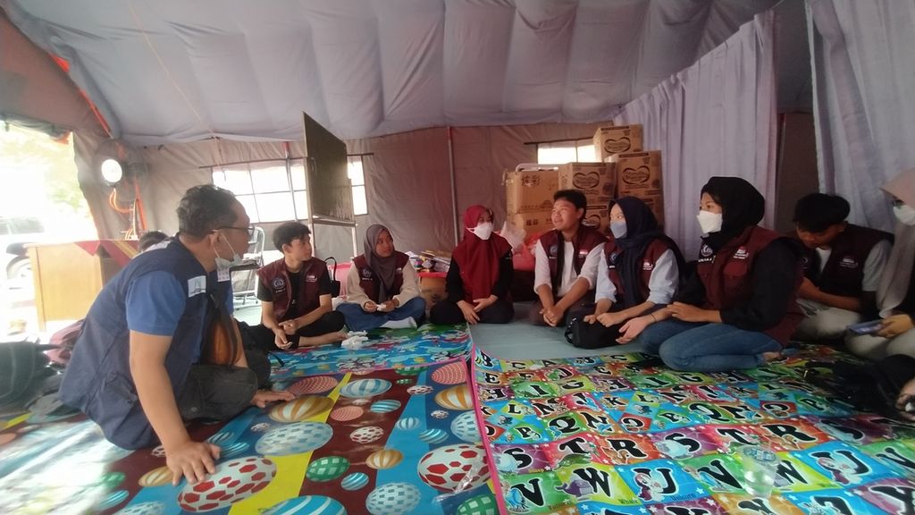 Forum Anak Kabupaten Cianjur bergabung dalam Posko Ramah Perempuan dan Anak di Kantor Bupati Cianjur, Jawa Barat, Jumat (25/11/2022).