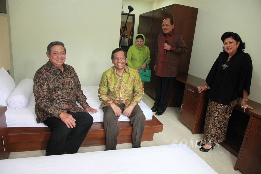 Presiden Susilo Bambang Yudhoyono beserta Ny Ani Yudhoyono didampingi Ketua Mahkamah Konstitusi Mahfud MD meninjau maket Pusat Pendidikan Pancasila dan Konstitusi di Cisarua, Bogor, Jawa Barat, 26 Februari 2013.
