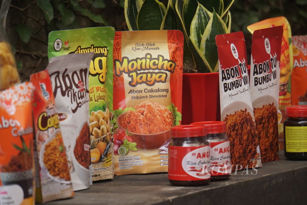 Makanan olahan dari hasil perikanan tangkap yang diproduksi usaha mikro, kecil, dan menengah dipajang dalam kunjungan kerja Komisi IV DPR RI di Manado, Sulawesi Utara, Selasa (11/10/2022).