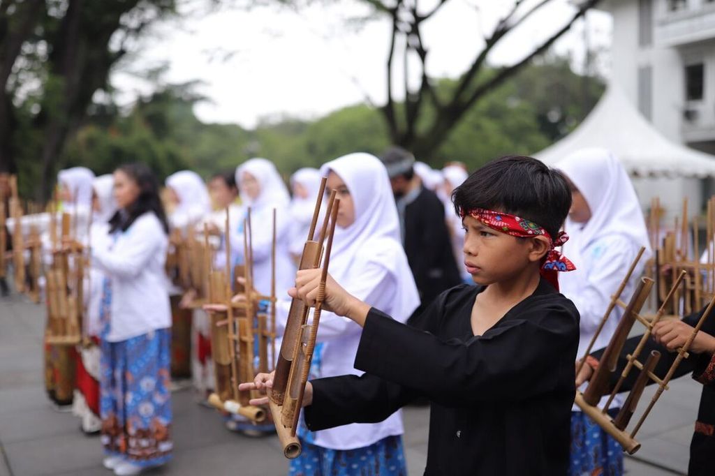 Sejumlah peserta memainkan angklung saat deklarasi Kota Angklung di Balai Kota Bandung, Jawa Barat, Sabtu (21/5/2022).