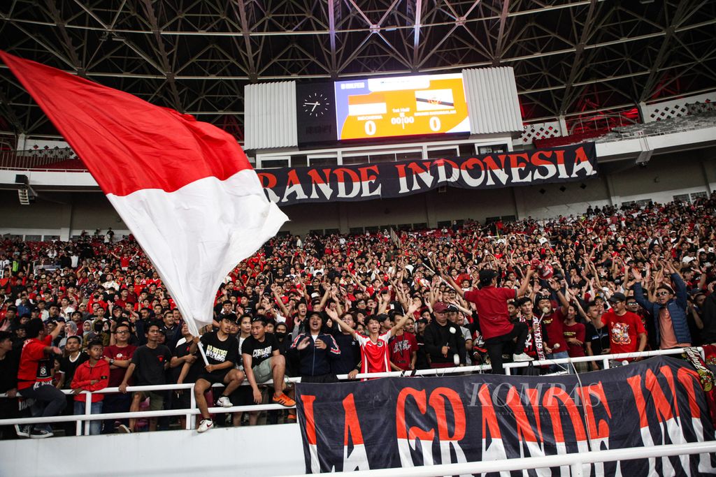 Suporter mendukung timnas Indonesia melawan Brunei Darussalam pada laga kualifikasi Piala Dunia 2026 di Stadion Utama Gelora Bung Karno, Kamis (12/10/2023) malam. Para suporter berharap tim "Garuda" tampil bagus untuk mengalahkan Vietnam, Kamis (21/3/2024).