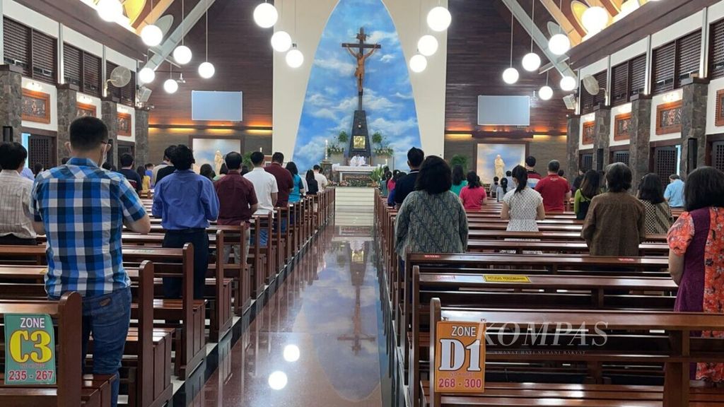Suasana Misa Paskah pada Minggu (4/4/2021) petang di Gereja Roh Kudus, Surabaya, Jawa Timur. Misa dipimpin oleh Pastor Kepala Paroki RP Yoseph Dawam, SVD.