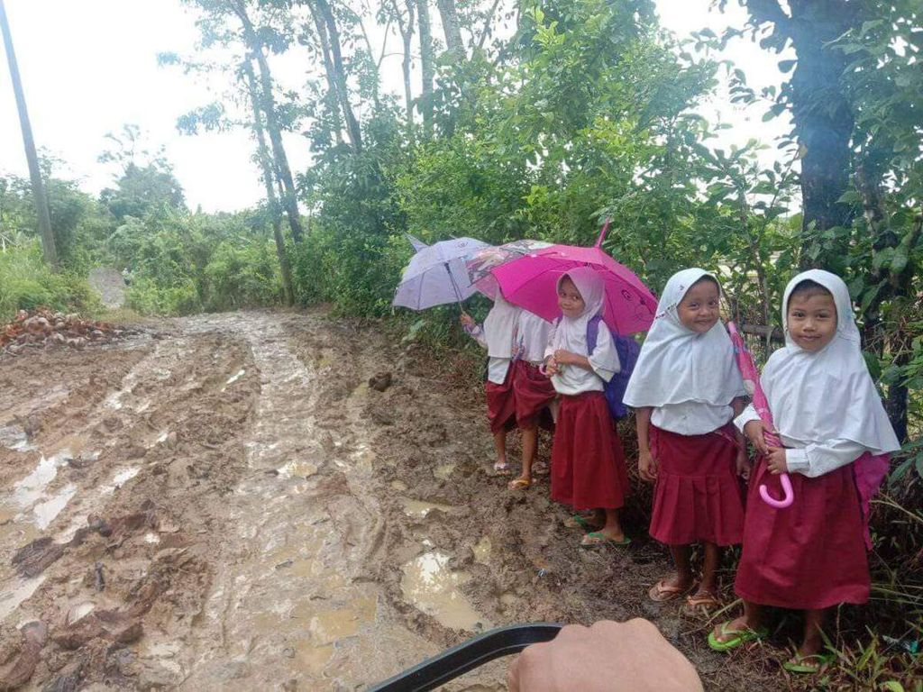 Kondisi akses jalan Kampung Ciaer Jeruk-Kampung Cegog di Desa Rancapinang, Kecamatan Cimanggu, Kabupaten Pandeglang, Banten, sepanjang 3 kilometer rusak selama bertahun-tahun dan tak kunjung diperbaiki.
