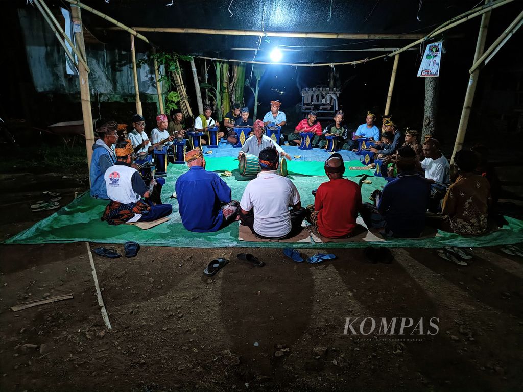 Kelompok <i>klenang nunggal</i> Maha Pati dari Dusun Pancor Kopong, Desa Pringgasela Selatan, Kecamatan Pringgasela, Kabupaten Lombok Timur, Nusa Tenggara Barat, berlatih di halaman rumah salah satu warga, Senin (18/12/2023) malam. Latihan ini sebagai persiapan untuk tampil dalam Festival Dongdala di Pringgasela Selatan. Kelompok <i>klenang nunggal</i> Maha Pati aktif kembali setelah sempat vakum sekitar 25 tahun. 