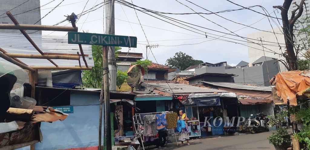 Papan petunjuk Jalan Cikini VII di Cikini, Menteng, Jakarta Pusat, Kamis (23/6/2022). Jalan Cikini VII diusulkan diubah nama menjadi Jalan Tino Sidin, yang diambil dari nama tokoh pelukis. Namun, perubahan itu belum terlihat.