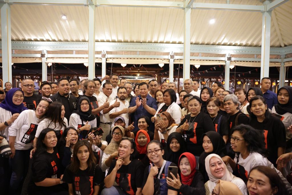 Prabowo bertemu relawan Jokowi dan Gibran, serta sempat bernyanyi bersama, Rabu (9/8/2023).