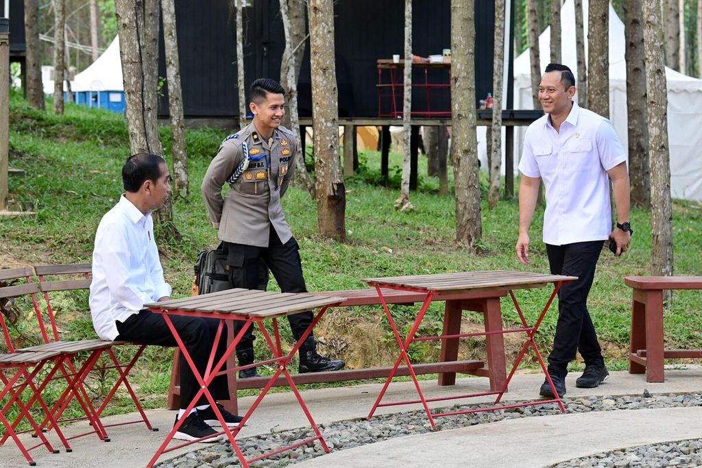 Presiden Joko Widodo menikmati suasana pagi hari di kawasan Ibu Kota Nusantara (IKN), Kalimantan Timur, Jumat (1/3/2024). Ia bersama para menteri yang turut mendampingi sarapan bersama di area mereka bermalam.