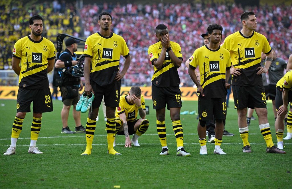 Ekspresi kekecewaan para pemain Borussia Dortmund seusai ditahan Mainz, 2-2, pada pekan pamungkas Liga Jerman 2022-2023, Sabtu (27/5/2023) di Dortmund. Dortmund gagal menjadi juara secara dramatis.