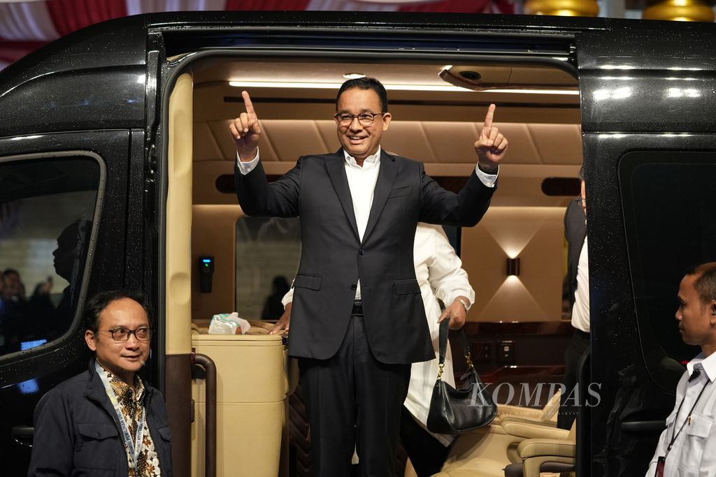 Calon presiden nomor urut 1, Anies Baswedan, tiba di Istora Senayan, Jakarta, Minggu (7/1/2024), untuk mengikuti debat ketiga pilpres yang diadakan oleh KPU. 