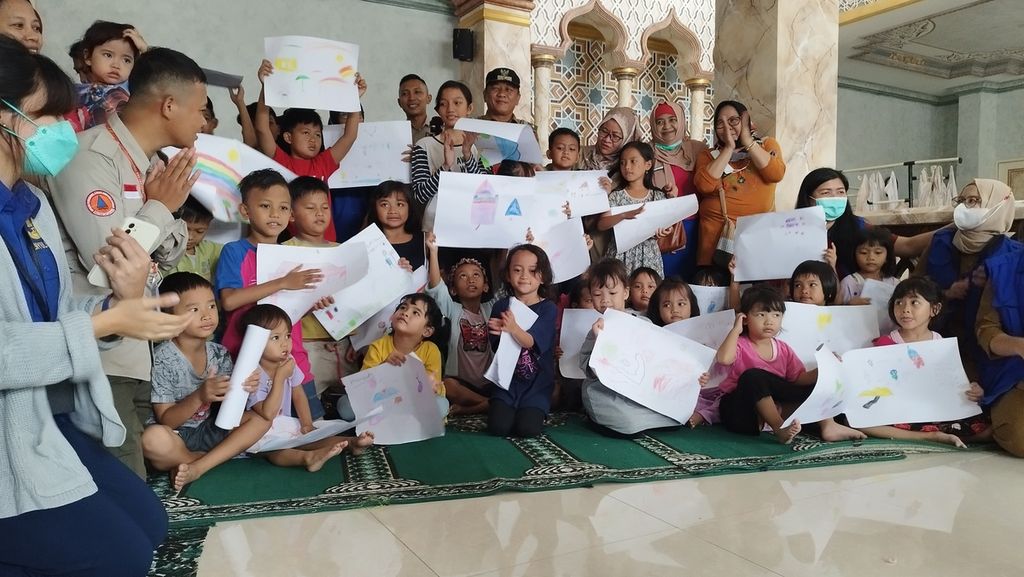 Anak-anak penyintas kebakaran menunjukkan hasil gambar mereka saat menerima pertolongan pertama psikologis di Masjid Jami Al Hidayah, RT 010 RW 002, Kelurahan Kalianyar, Kecamatan Tambora, Jakarta Barat, Selasa (3/1/2023).