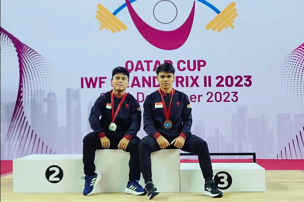 Atlet angkat besi Indonesia, Satrio Adi Nugroho (kanan) dan Muhammad Ibnul Rizqih, menyumbangkan medali dari kelas 55 kilogram putra pada hari pertama IWF Grand Prix II, Doha, Qatar, Senin (4/12/2023) malam.