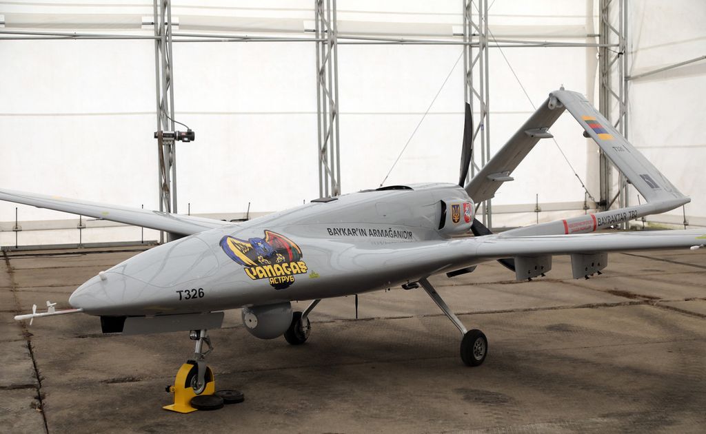 Pesawat nirawak (<i>drone</i>) tempur Bayraktar TB 2 buatan Turki dipamerkan di Pangkalan Angkatan Udara Lituania di Siauliai, 6 Juli 2022. Lituania berencana mengirim <i>drone</i> itu ke Ukraina untuk membantu menghadapi serangan Rusia. 