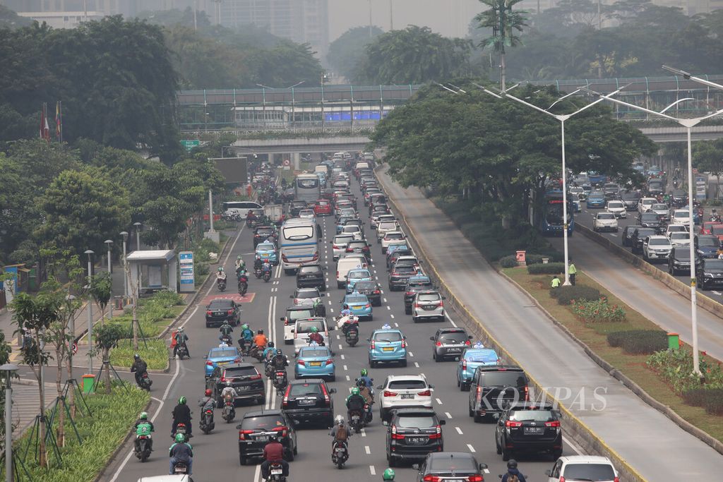 Kemacetan arus lalu lintas di kawasan Sudirman, Jakarta Pusat, Senin (16/3/2020). Pemprov DKI mencabut sementara aturan pembatasan kendaraan pelat nomor ganjil genap di Jakarta berkaitan dengan upaya untuk mencegah penyebaran virus Covid-19.