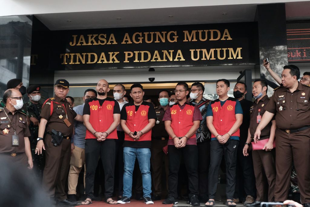 Baiquni Wibowo, Chuck Putranto, Arif Rahman Arifin, dan Irfan Widyanto (kiri ke kanan)  diperlihatkan ke depan awak media di kompleks Kejaksaan Agung, Jakarta Selatan, Rabu (5/10/2022). Mereka menjadi terdakwa perintangan penyidikan pembunuhan Brigadir J.