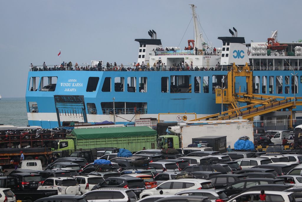 Antrean kendaraan yang akan memasuki feri di Pelabuhan Merak, Cilegon, Banten, Sabtu (24/12/2022). Pada Lebaran 2023, diprediksi puncak pergerakan di lintas penyeberangan mencapai lebih dari 45.000 kendaraan.