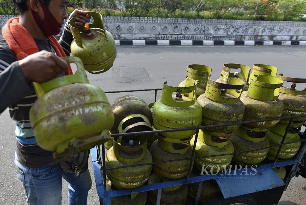 Penjual eceran mengantarkan tabung elpiji 3 kilogram kepada pelanggan di kawasan Kemayoran, Jakarta Pusat, Senin (24/5/2021). 