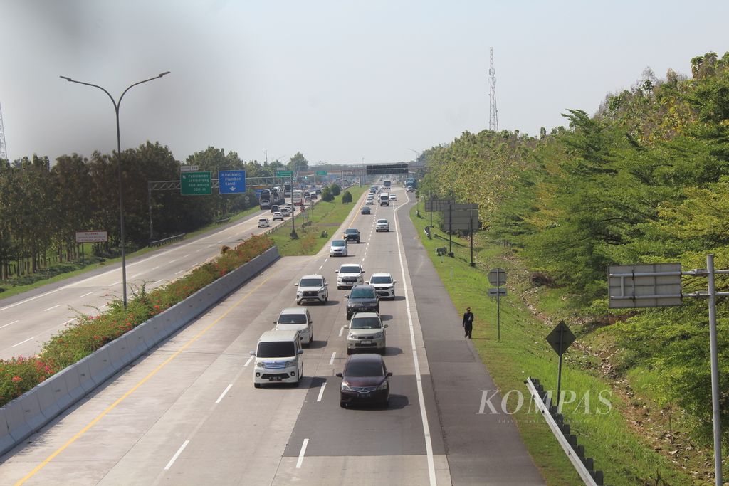 Kendaraan bersiap memasuki Gerbang Tol Palimanan, Kabupaten Cirebon, Jawa Barat, Minggu (2/7/2023) siang. 
