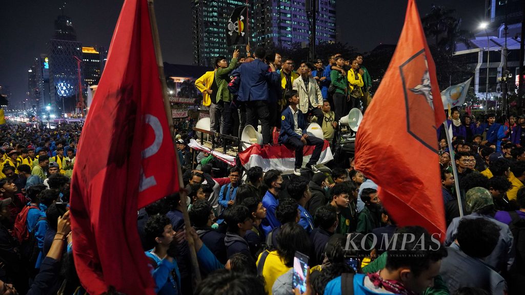 Mahasiswa dari badan eksekutif mahasiswa bertahan hingga malam hari saat berunjuk rasa menolak putusan Mahkamah Konstitusi di kawasan Patung Kuda Arjuna Wijaya, Jakarta, Jumat (20/10/2023). 