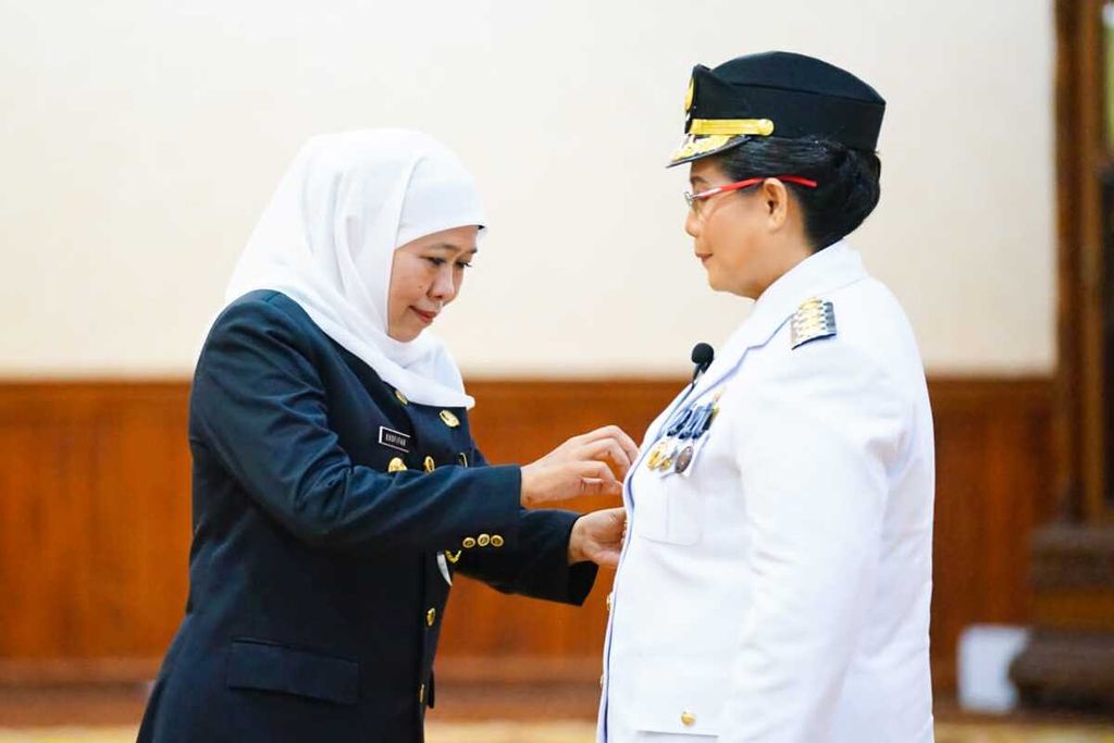 Gubernur Jatim Khofifah Indar Parawansa melantik Penjabat Wali Kota Kediri Zanariah, di Gedung Negara Grahadi, Surabaya, Jumat (3/11/2023). 