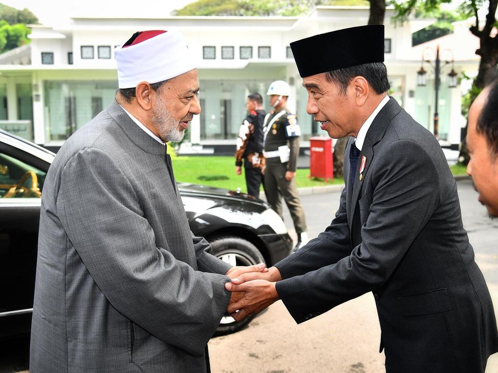 Presiden Joko Widodo menyambut langsung Grand Syekh Al-Azhar Imam Akbar Ahmad ath-Tayyeb saat tiba di Istana Merdeka, Jakarta, Selasa (9/7/2024).