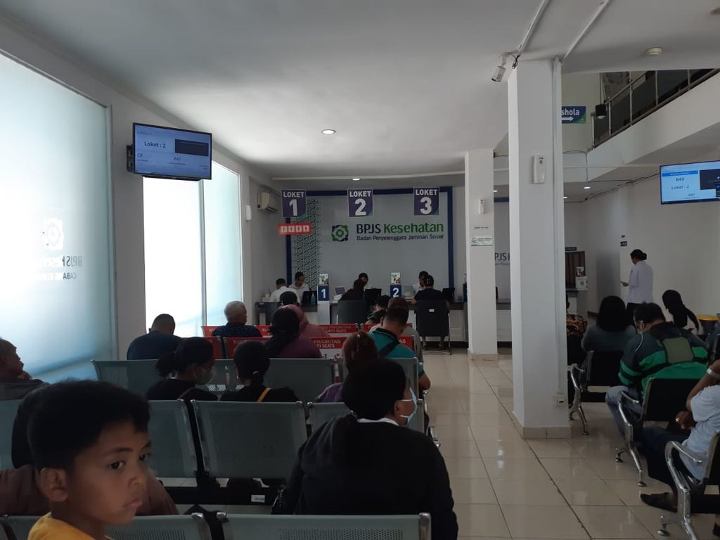 Suasana pelayanan di Kantor BPJS Kesehatan Cabang Kupang di Kota Kupang, Nusa Tenggara Timur, Senin (2/10/2023). 