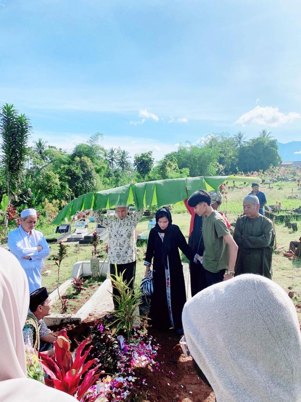 Pemakaman Paryanto di Cibadak, Kabupaten, Sukabumi, Jawa Barat, Selasa (4/4/2023). Paryanto menjadi satu dari belasan korban pembunuhan dukun pengganda uang di Banjarnegara, Jawa Tengah, Mbah Slamet alias Tohari.