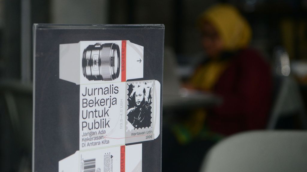 Bermacam benda tentang jurnalis harian <i>Bernas</i>, Fuad Muhammad Syafruddin (Udin), dipajang dalam pameran Memorabilia Wartawan Udin di Ruang Kolaborasi Antologi, Sleman, DI Yogyakarta, Jumat (4/5/2021). Pameran tersebut digelar oleh Aliansi Jurnalis Independen (AJI) Yogyakarta untuk memperingati Hari Kebebasan Pers serta untuk wujud keprihatinan atas masih gelapnya pengungkapan kasus pembunuhan wartawan Udin pada 1996.