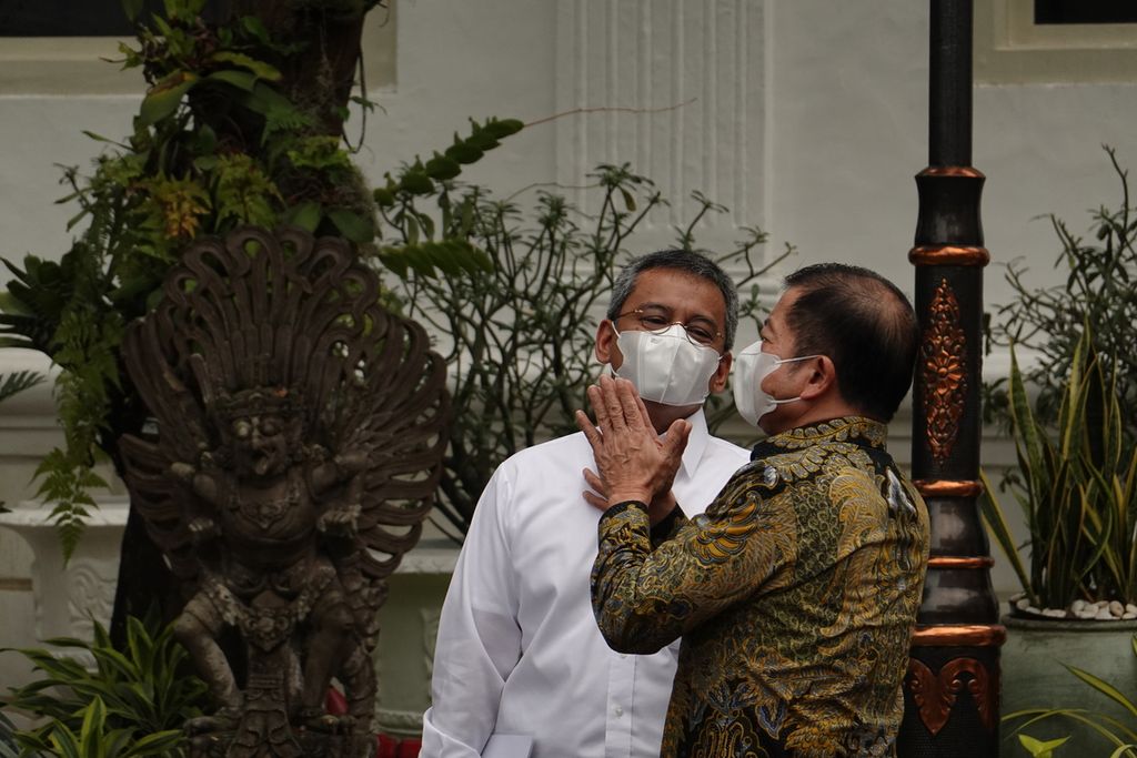 Menteri Perencanaan Pembangunan Nasional/Kepala Bappenas Suharso Monoarfa (kanan) seusai rapat terbatas terkait Ibu Kota Negara Nusantara yang dipimpin Presiden Joko Widodo di Istana Negara, Jakarta, Senin (13/6/2022).