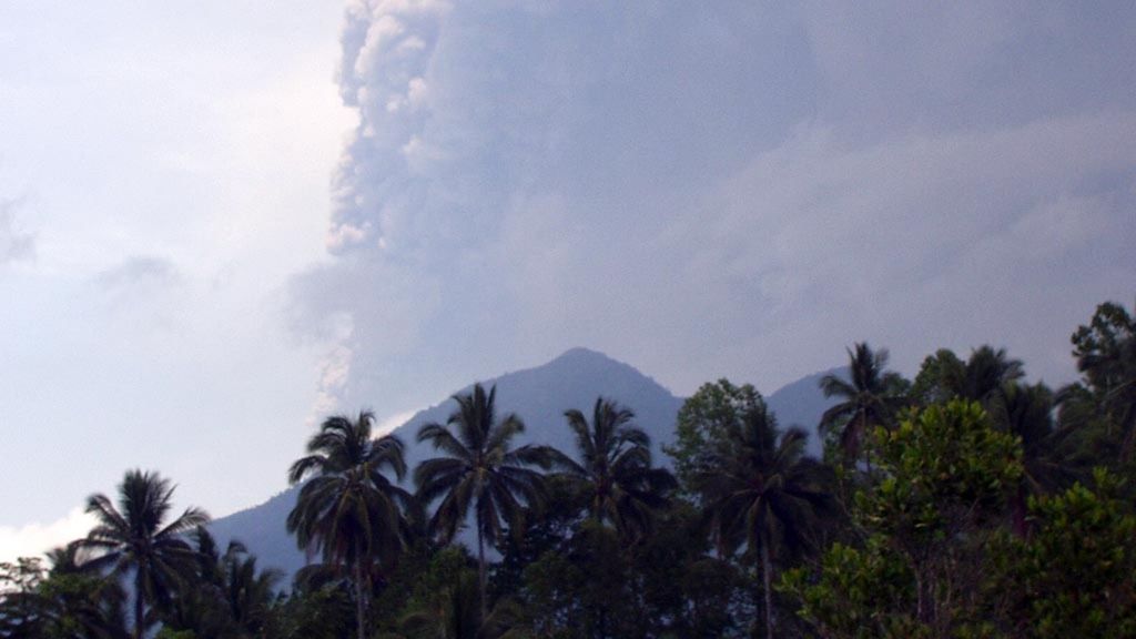 Hanya berselang dua bulan, Gunung Api Soputan di Kabupaten Minahasa Selatan, Sulawesi Utara, Minggu (12/12) pagi, kembali meletus dengan menyemburkan asap disertai debu setinggi sekitar 700 meter. 