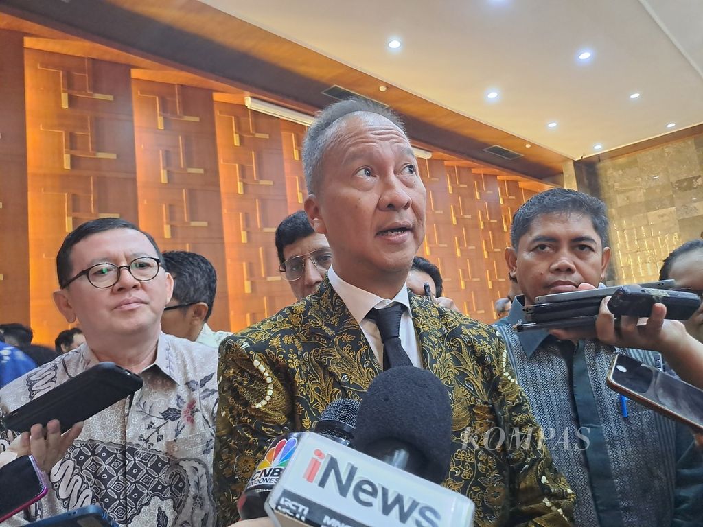 Minister of Industry Agus Gumiwang Kartasasmita when met by journalists during the Eid al-Fitr halalbihalal at the Ministry of Industry Office, Jakarta, Tuesday (16/4/2024).