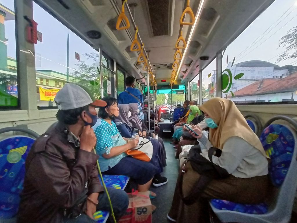 Suasana kabin Bus Trans Jogja 3A Jurusan Bandara Adi Sucipto - Ngaben, Kota Yogya pada Jumat (4/3/2022).