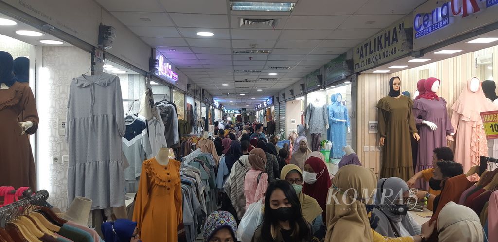 Pengunjung memenuhi salah satu jalan di lantai pertokoan Pasar Tanah Abang, Jakarta Pusat, jelang Ramadhan, Selasa (29/3/2022).