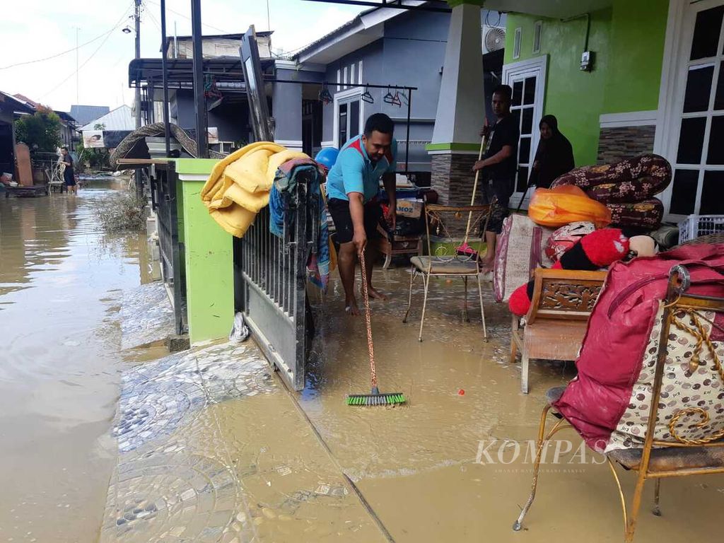 Warga Desa Bundar, Kecamatan Karang Baru, Kabupaten Aceh Tamiang, Aceh, sedang membersihkan rumah dari bekas lumpur banjir, Minggu (6/11/2022). Sebanyak 146 desa tergenang dan sebanyak 29.000 jiwa mengungsi. 