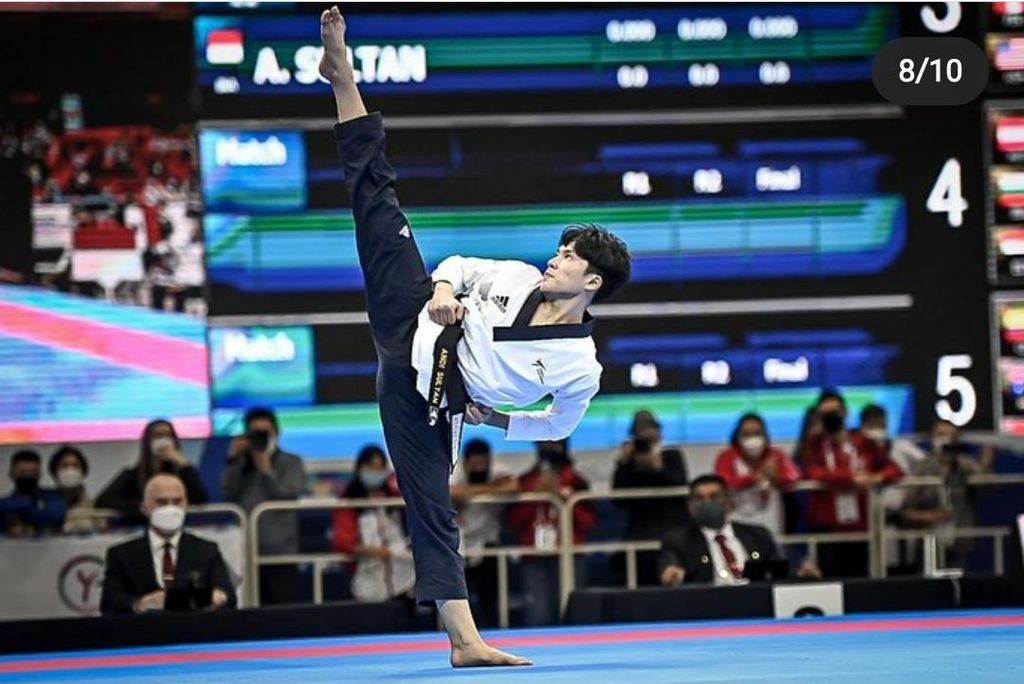 Atlet taekwondo poomsae Indonesia Andi Sultan berlaga pada perebutan posisi ketiga kategori Individual Freestyle Under 17 dalam Kejuaraan Taekwondo Poomsae Dunia 2022 Goyang, yang berlangsung di Kota Goyang, Korea Selatan, Minggu (24/4/2022). Andi merebut perunggu pada ajang itu.