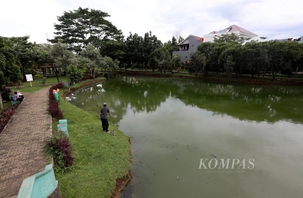 Embung pengendali banjir di dalam area Taman Bluntas di kawasan Ceger, Cipayung, Jakarta Timur, Selasa (13/12/2022). Taman seluas 14.516 meter persegi ini menjadi salah satu dari 14 taman di wilayah Jakarta Timur yang diandalkan untuk mengantisipasi dan meminimalkan dampak banjir pada musim hujan. 